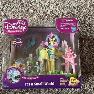 DISNEY PARKS Keys to the Magic Kingdom Playset Hasbro It’s a Small World
